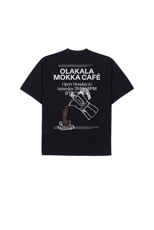 Rückseite des Mokka T-Shirt Black mit Café-Grafik: Mokkakanne, Tasse, OLAKALA MOKKA CAFÉ, Öffnungszeiten. Oversized Schnitt, weicher Stoff, prägender Backprint.