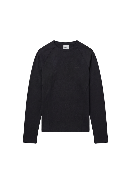 Terra Base Layer Longsleeve Black mit Raglanärmeln, flachen Nähten und kleinem OLAKALA-Label am Nacken, ideal als vielseitige, atmungsaktive Schicht im Schichtsystem.