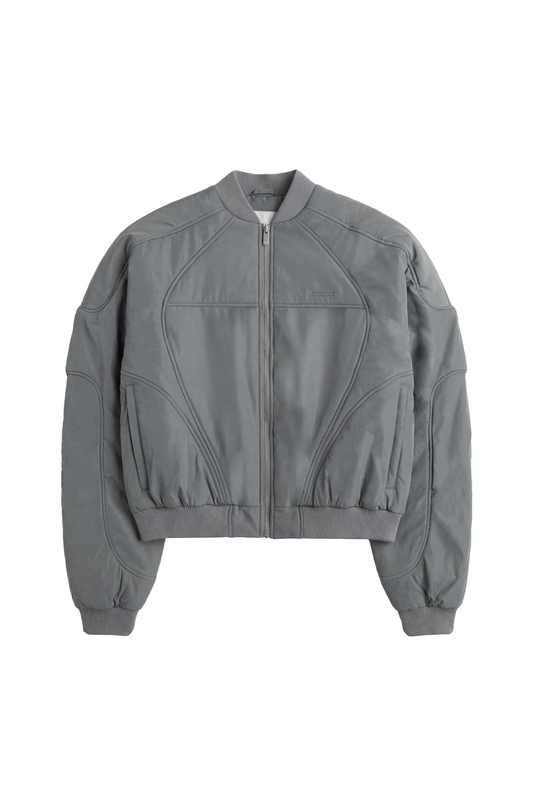 Void Bomber Jacket Gray mit Reißverschluss, geripptem Kragen, elastischen Bündchen und dezenten Nähten für eine dreidimensionale Form, flach auf weißem Hintergrund.