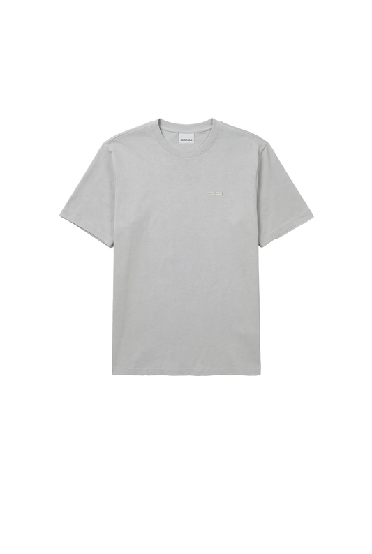 CC Core T-Shirt Gray: Schlichtes, hellgraues T-Shirt mit kurzen Ärmeln, Ripp-Kragen, gesticktem OLAKALA-Icon auf der linken Brust, reguläre Passform, unisex.