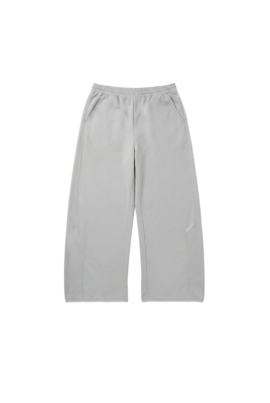 CC Jogger Pants Gray in Hellgrau, mit weitem Bein, elastischem Bund, französischen Eingriffstaschen, Leistentaschen hinten und gesticktem OLAKALA-Logo am linken Bein. Unisex, lockere Passform.