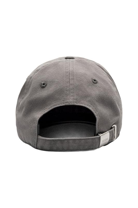 Rückansicht der CC Icon Cap Dark Gray mit verstellbarem Metallverschluss, zwei Belüftungsösen pro Seite und Stoffknopf oben, auf weißem Hintergrund.
