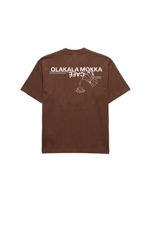 Rückansicht des Mokka T-Shirt Brown mit „OLAKALA MOKKA CAFE“-Aufdruck und Moka-Kanne-Grafik, zeigt oversized Design und weiche Stoffstruktur.