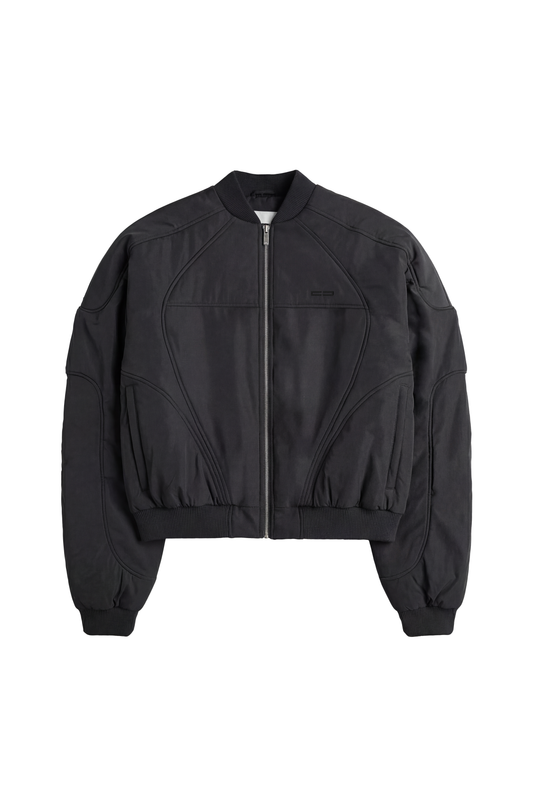 Void Bomber Jacket Black mit Reißverschluss, geripptem Kragen und Bündchen, dynamischen Nähten, seitlichen Taschen, ideal als Statement-Piece oder vielseitige Ergänzung.