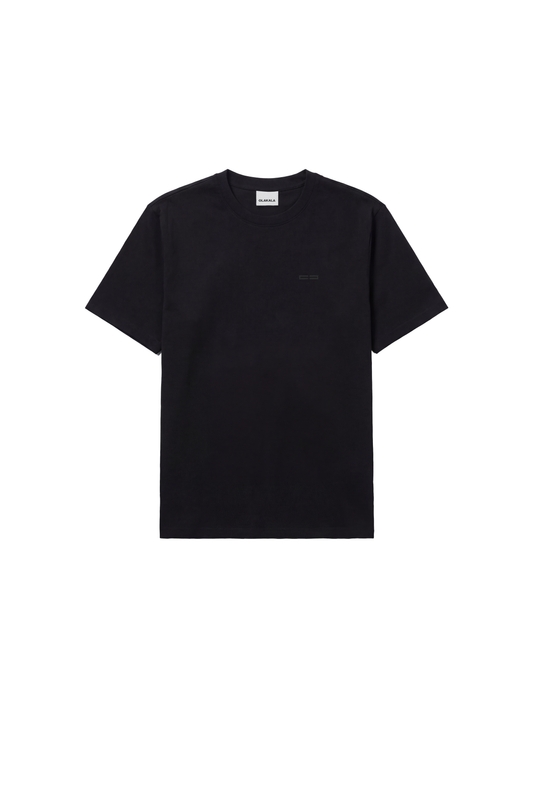 CC Core T-Shirt Black, kurzärmelig mit Ripp-Kragen, gesticktem OLAKALA-Icon auf der Brust, reguläre Passform, unisex, flach auf weißem Hintergrund präsentiert.