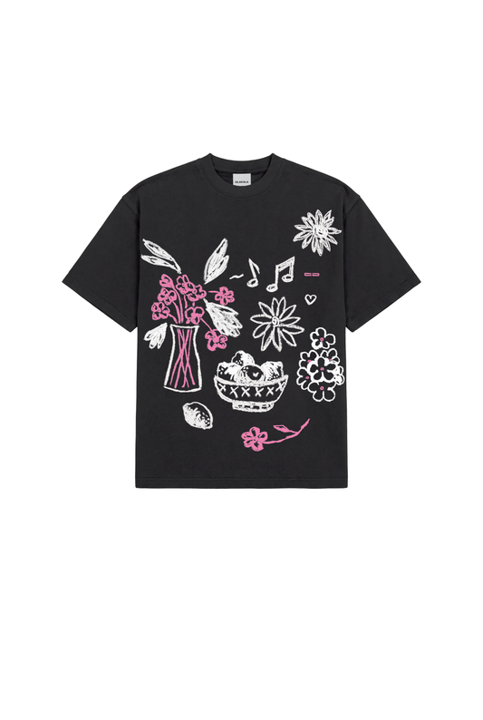 Crayon T-Shirt Oversized Black mit weißen und pinken, handgezeichneten Doodles wie Blumen, Früchten und Noten auf der Vorderseite, lockere, unisex Passform.