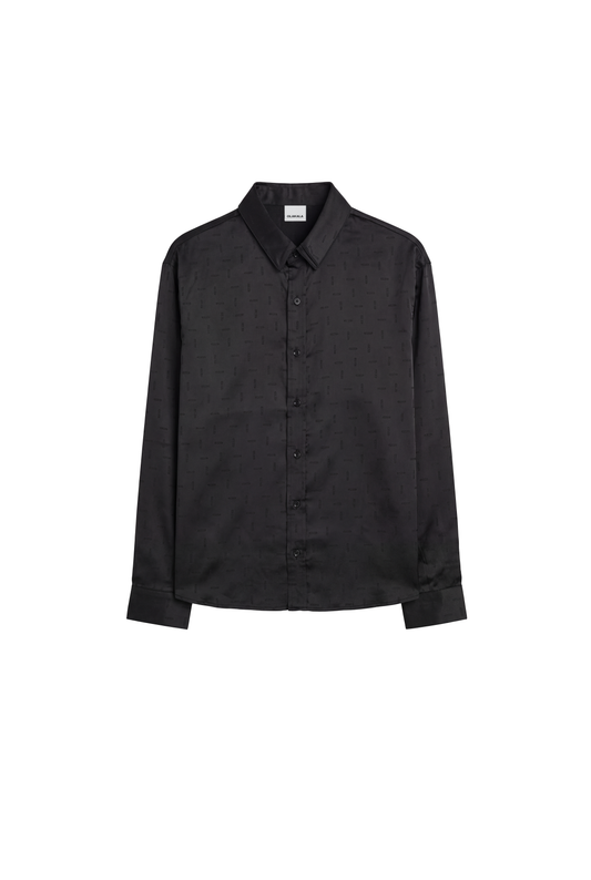Langärmliges, schwarzes Satin Shirt mit klassischem Kragen, sieben Knöpfen, eingewebtem Icon-Monogramm, abgerundetem Saum, lockerer Passform, unisex, von OLAKALA.