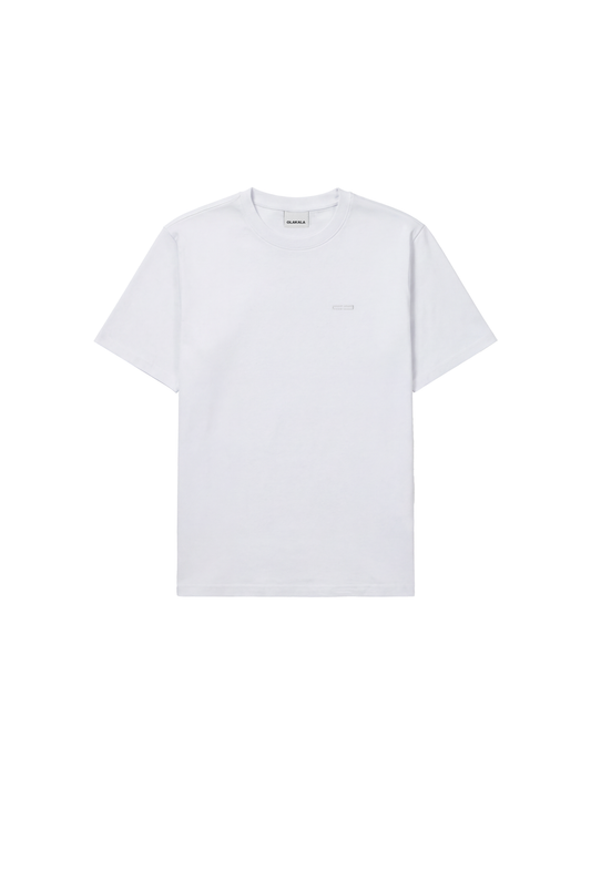 OLAKALA CC Core T-Shirt Weiß mit Ripp-Kragen, gesticktem Icon auf der linken Brust und regulärer Passform, ideal für Unisex-Tragekomfort.