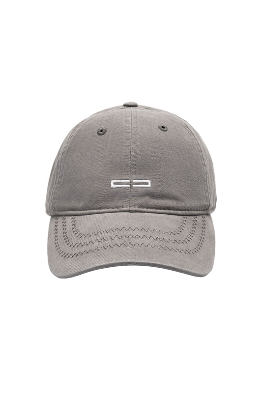CC Icon Cap Dark Gray mit verstellbarem Metallclip, gesticktem OLAKALA Logo und dekorativen Zickzacknähten auf dem gebogenen Schirm.