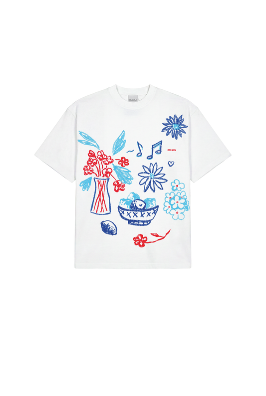Crayon T-Shirt Oversized White mit handgezeichneten blauen und roten Doodles, inklusive Blumen, Früchten, Noten. Unisex, lockere Passform, kreativer Ausdruck.