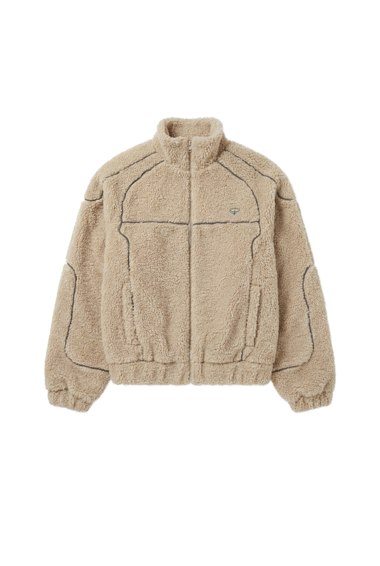 Distorted Teddy Jacket mit Reißverschluss, Stehkragen, Eingriffstaschen, elastischen Bündchen und gesticktem OLAKALA-Logo. Teilungsnähte und Paspelierung betonen die Struktur.