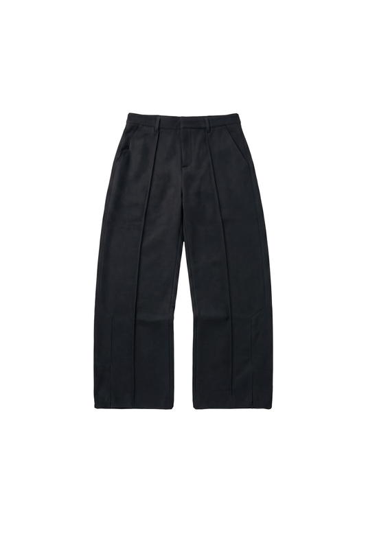Exquisite Dress Pants Black, weite schwarze Hose mit Falten vorne, Seitentaschen, Gürtelschlaufen, versetzter Seitennaht und gesticktem OLAKALA-Icon über der rechten Gesäßtasche.