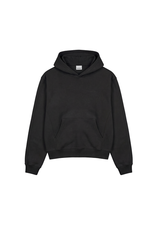 CC Core Hoodie Black: Schwarzer Unisex-Pullover mit Kängurutasche, langen Ärmeln, ohne Kordelzug, strapazierfähiger Mischfaser und abgesteppten Nähten für optimalen Tragekomfort.