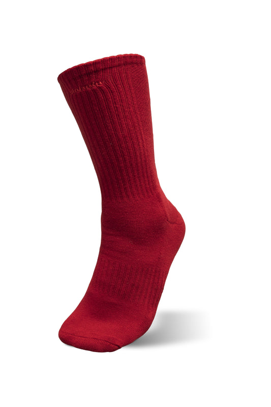 Distorted Socks Red 3er Pack, gestrickt mit OLAKALA Logo, präsentiert in einer eleganten Geschenkbox.