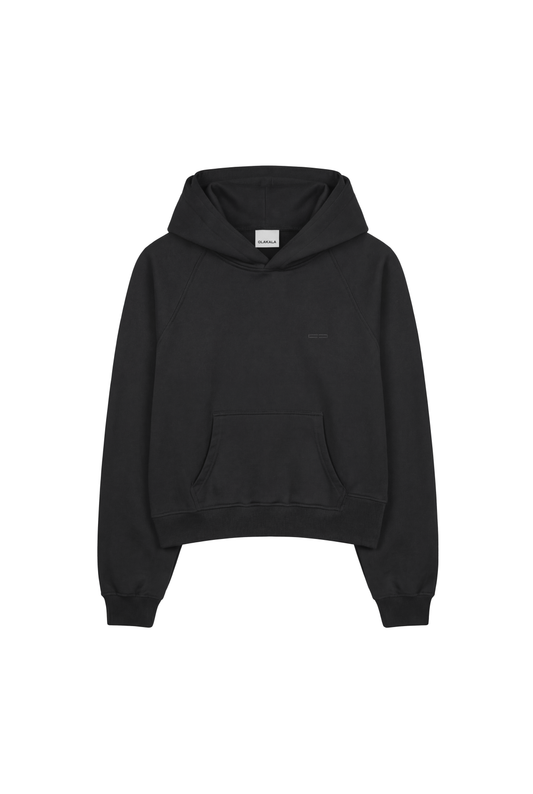 Schwarzer Double Hood Hoodie mit Kängurutasche, Raglanärmeln, asymmetrischem Bund, OLAKALA Stickerei auf der Brust und kleiner Logo am Halsausschnitt. Unisex Design.