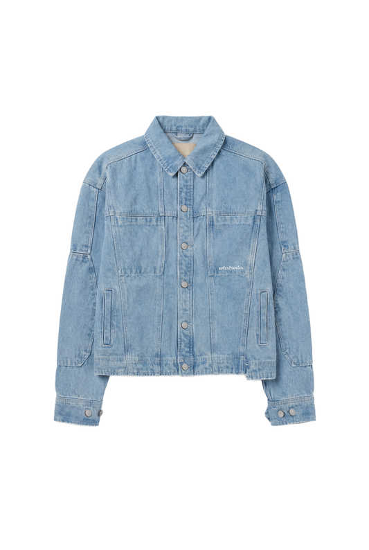 CC Blue Denim Jacket mit klassischem Kragen, Druckknöpfen und Taschen. Dezentes OLAKALA Logo auf der Brust. Funktional mit Oversized, unisex Design.