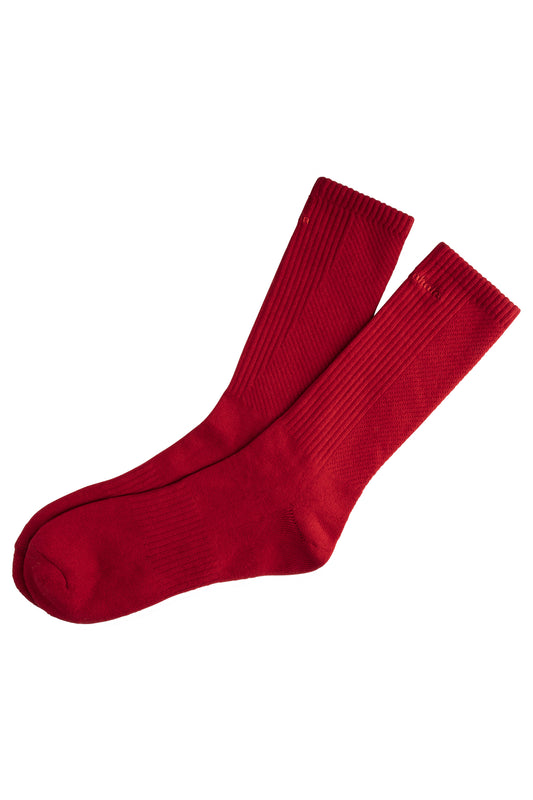 Distorted Socks Red 3er Pack: Rote Socken mit verschiedenen Strickmustern und gesticktem OLAKALA-Logo, präsentiert in einer roten Geschenkbox.