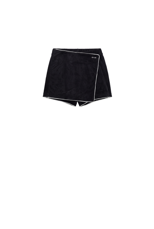 Terry Skort Black: Schwarzer Wickel-Skort mit integrierten Shorts und weißer Paspelierung, bietet sportliche Leichtigkeit und moderne Silhouette.
