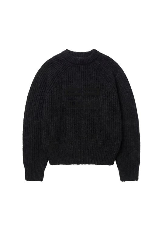 Fuzzy Knit Sweater Black: Schwarzer, gerippter Pullover mit cropped, boxy Silhouette und großer Logo-Stickerei vorne. Ideal für Komfort und modisches Statement.