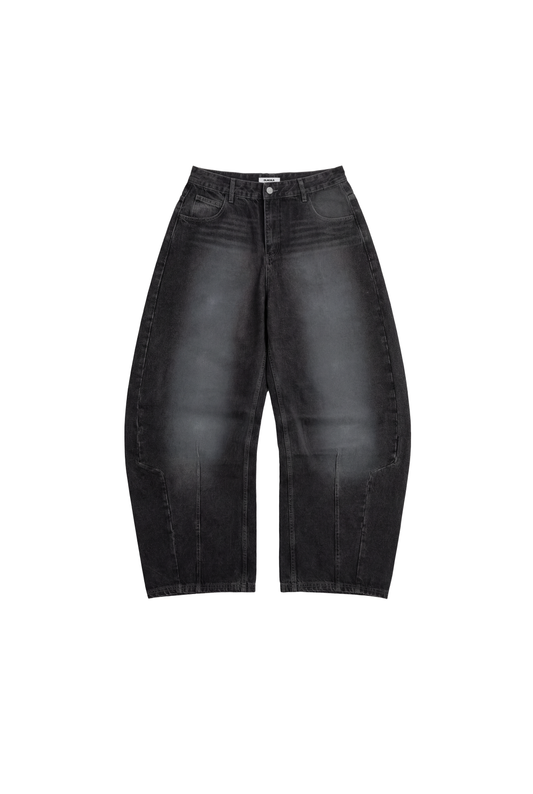 Void Denim Pants in Schwarz. Weit geschnittene Ballon-Jeans mit hoher Taille, 5-Pocket-Stil, subtilen Fade-Details, versetzter Seitennaht und asymmetrischer Gesäßtasche.