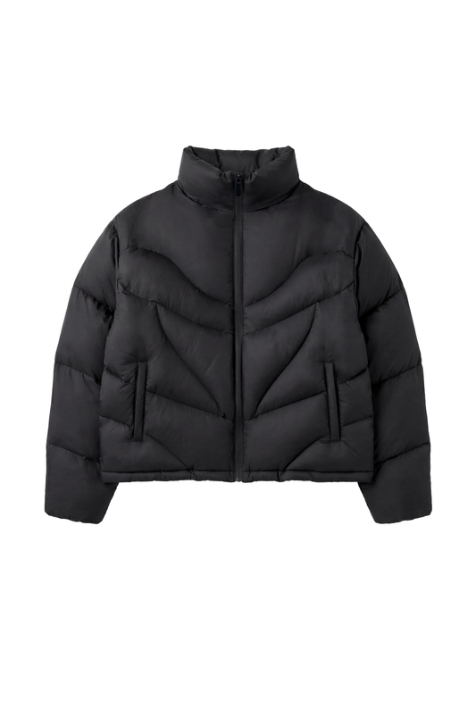 Void Puffer Jacket: Schwarze, gesteppte Jacke mit hohem Kragen, Frontreißverschluss, schrägen Nähten, Schlitztaschen, und verstellbarem Saum für optimale Passform und Funktionalität.