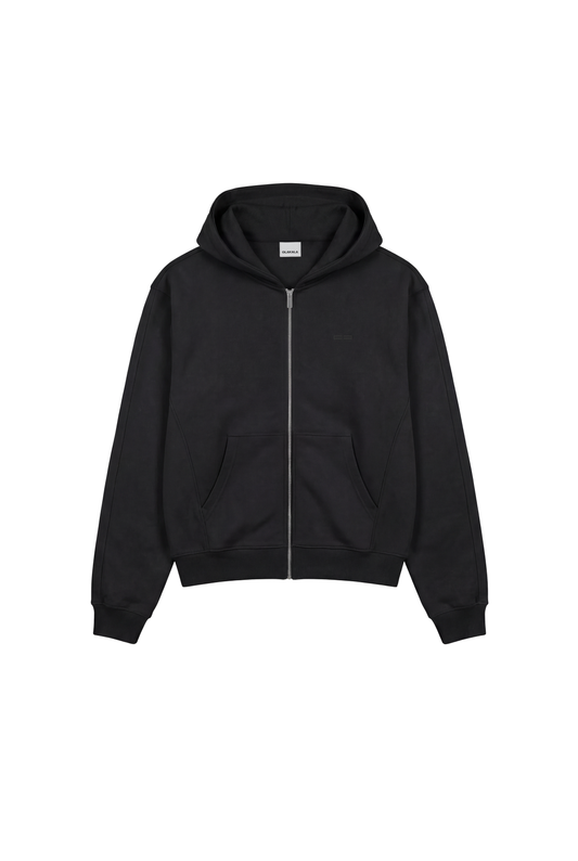 CC Core Zip Hoodie Black: Schwarzer Hoodie mit Frontreißverschluss, Kapuze ohne Kordeln, Kängurutaschen, Rippbündchen, gewebtem OLAKALA-Label am Kragen. Unisex, strapazierfähig für erhöhten Tragekomfort.