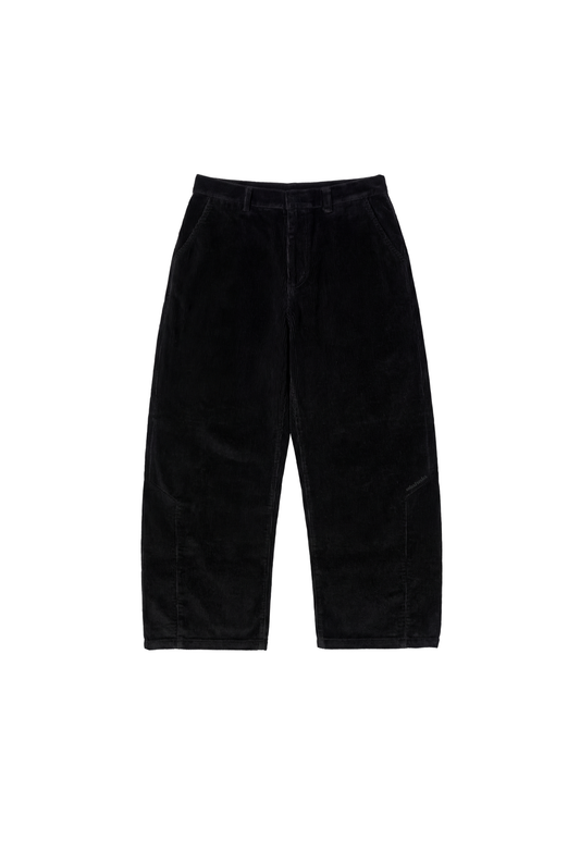 Schwarze Corduroy Pants mit breitem Bein, französischen Taschen, asymmetrischem Eingriff, Leistentaschen hinten und gesticktem OLAKALA Logo auf linker Vorderseite, flach auf weißem Hintergrund.