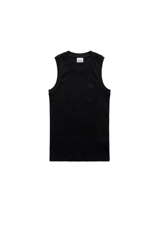Schwarzes CC Core Tanktop aus elastischem Rippstoff mit gesticktem OLAKALA-Icon auf der linken Brust, enger Unisex-Schnitt, ärmellos, crew-Ausschnitt.