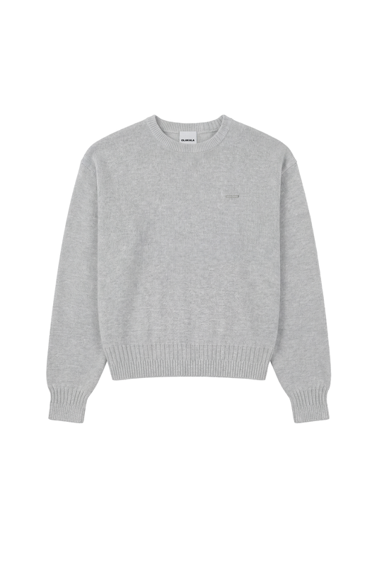 Exquisite Knit Sweater Gray mit feinem Strick, geripptem Kragen, Bündchen und OLAKALA-Icon auf der Brust, kombiniert hochwertige Handwerkskunst mit modernem Unisex-Design.