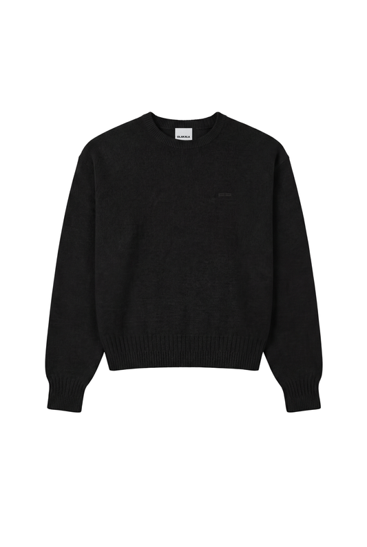 Exquisite Knit Sweater Black aus gestricktem Material mit gesticktem OLAKALA-Icon auf der Brust, geripptem Kragen und Bündchen, lockere Unisex-Passform.