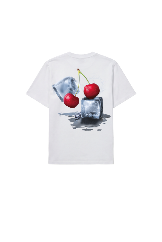 NC T-Shirt White Regular mit OLAKALA Neighbour's Cherries Grafik: rote Kirschen auf teils geschmolzenen Eiswürfeln, ergänzt durch gesticktes OLAKALA Logo auf der Brust.
