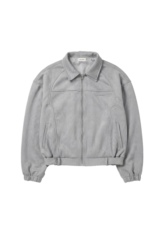 CC Anatomy Velour Jacket Light Grey: Leicht boxige, minimalistische Jacke mit Reißverschluss, elastischen Bündchen, verstellbarem Bund, Paspeltaschen und gesticktem OLAKALA-Logo.