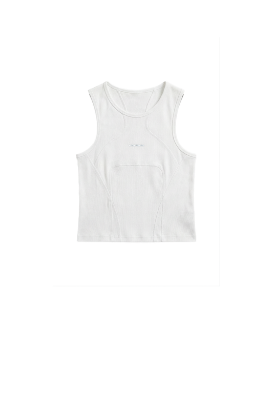 CC Anatomy Tanktop Cropped White mit runder Ausschnitt, breiten Trägern, Ziernähten und dezentem OLAKALA-Logo unter dem Kragen, betont körpernahes Design.