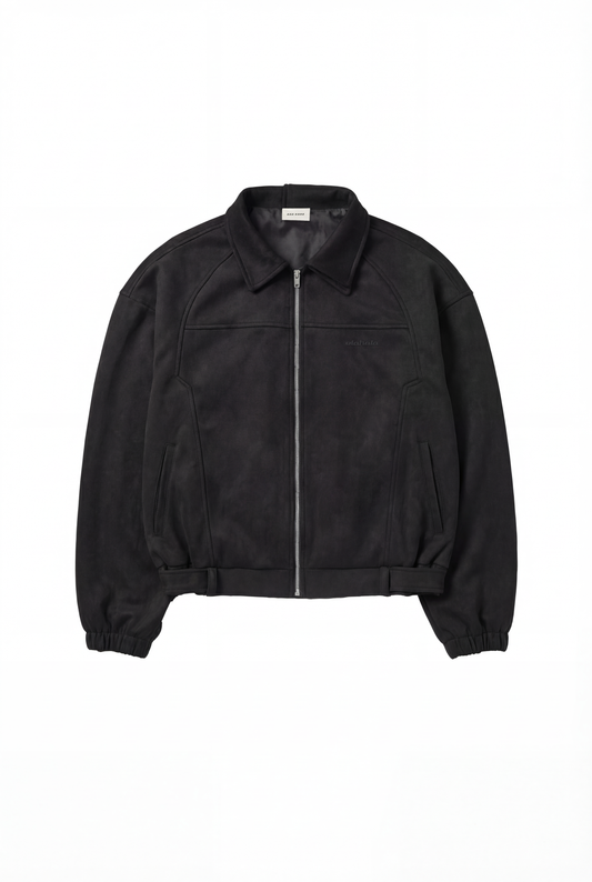CC Anatomy Velour Jacket Black: Schwarze Jacke mit Reißverschluss, elastischen Bündchen, verstellbarem Saum, Seitentaschen, und gesticktem OLAKALA Logo auf der Brust.