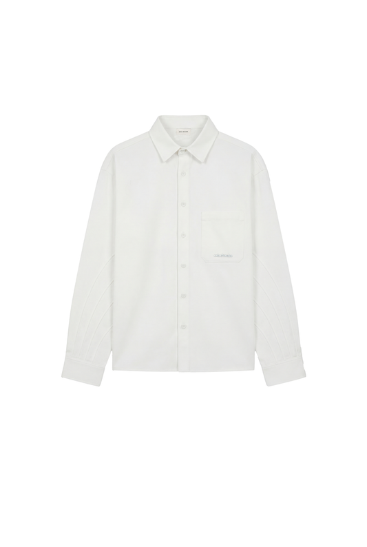 CC Anatomy Shirt White, langärmelig, mit Knopfleiste, spitzem Kragen, Brusttasche und gesticktem OLAKALA Logo, unisex, lockere Passform, dezente Nahtdetails.