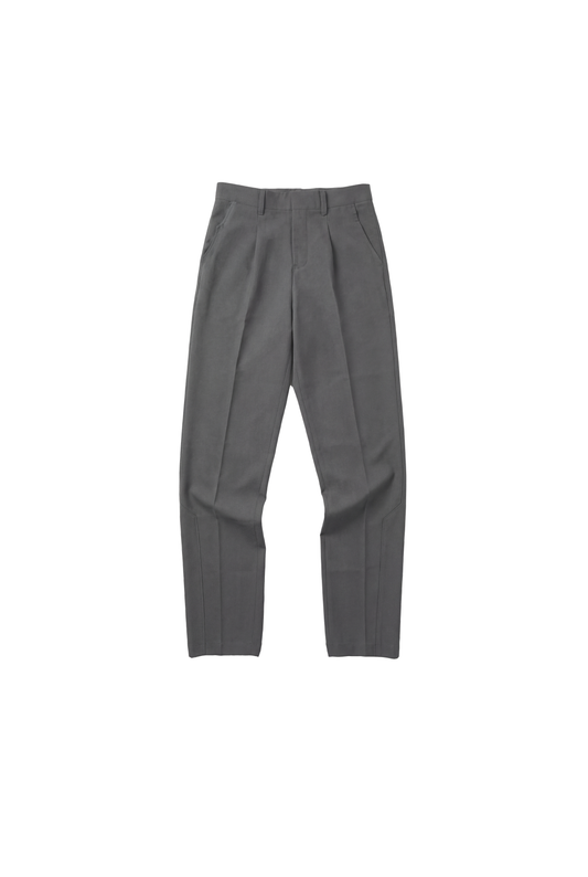 CC Dress Pants Slim Fit Gray, graue Anzughose mit Bundfalten, französischen Taschen, Paspeltaschen hinten, asymmetrischem Eingriff, gesticktem OLAKALA-Logo, aus robustem Köper-Gewebe.