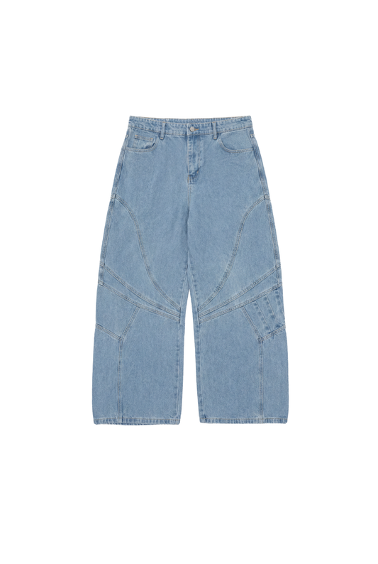 Alien Intel Blue Denim Pants mit weitem Bein, hoher Taille, markanten Teilungsnähten und fünf Taschen, inklusive geprägtem OLA KALA PU-Patch, im Unisex-Design.