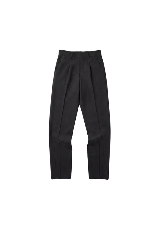 Schwarze CC Dress Pants Slim Fit mit Bundfalten, französischen Taschen, Paspeltaschen hinten und gesticktem OLAKALA Logo. Schmale Passform, unisex Design.