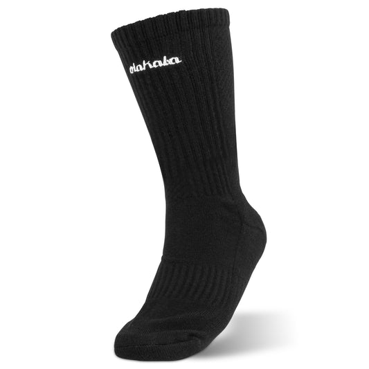 CC Distorted Socks Black 2er-Pack, schwarze Socken mit gesticktem OLAKALA Logo und verschiedenen Strickmustern, Detailansicht der weißen Schrift.