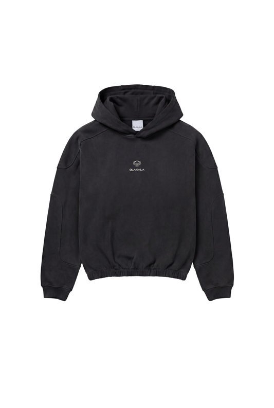 Discreet Mask Hoodie Black: Schwarzer Hoodie mit Kapuze, ohne Kordeln, elastischem Saum, Rippenbündchen und kleinem OLAKALA-Logo auf der Brust; betont minimalistische, technische Linienführung.