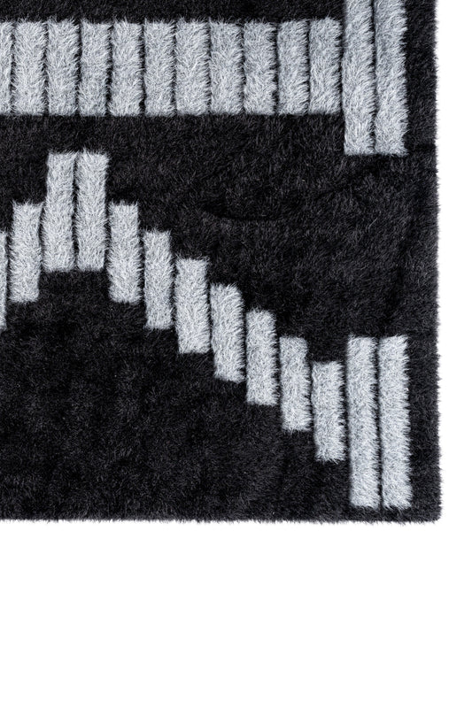 Fuzzy Logo Schal mit wiederholendem OK-Muster, unisex, detaillierte Nahaufnahme des Musters. Maße: Länge 175 cm, Breite 40 cm.