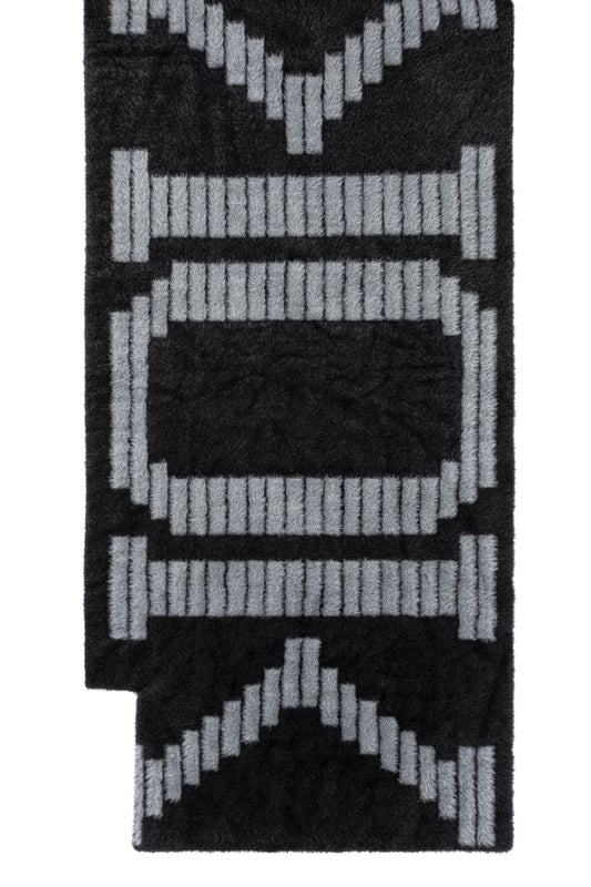 Fuzzy Logo Strickschal mit wiederholendem OK-Muster, unisex, Maße: 175 cm x 40 cm, auf einem schwarz-grauen Hintergrund mit geometrischem Muster.