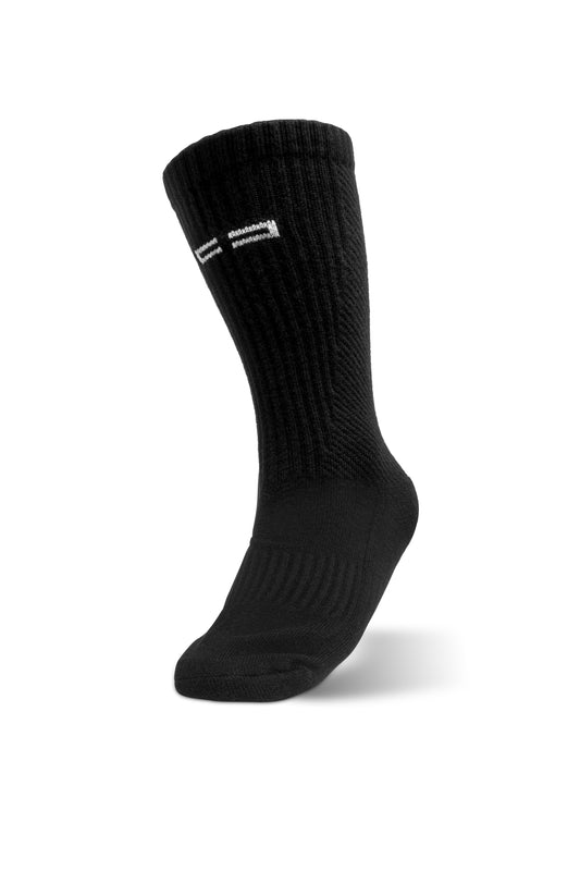 Nahaufnahme von schwarzen Distorted Icon Socks mit weißem Linienmuster, gesticktem OLAKALA Logo, im 2er-Pack erhältlich. Ideal für verschiedene Strickmuster-Looks.
