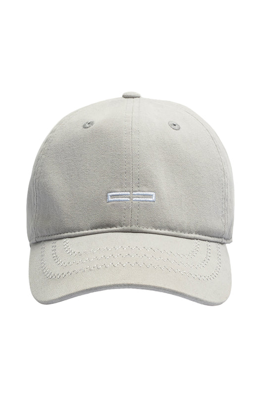 CC Icon Cap Light Gray mit gesticktem OLAKALA Logo, verstellbar durch Metallclip hinten, ideal als modisches Accessoire.
