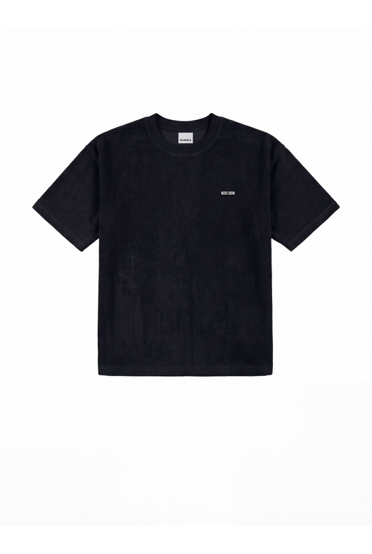 Schwarzes Terry T-Shirt mit kurzem Ärmel und Rundhalsausschnitt, linksseitige weiße Logo-Stickerei, aus strukturiertem Frotteematerial, flach auf weißem Hintergrund präsentiert.