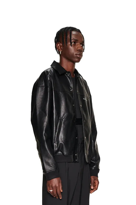 Mann in schwarzer CC Lederjacke mit Reißverschluss, Druckknopf-Leistentaschen und gesticktem OLAKALA-Logo, präsentiert veganes Lederimitat.