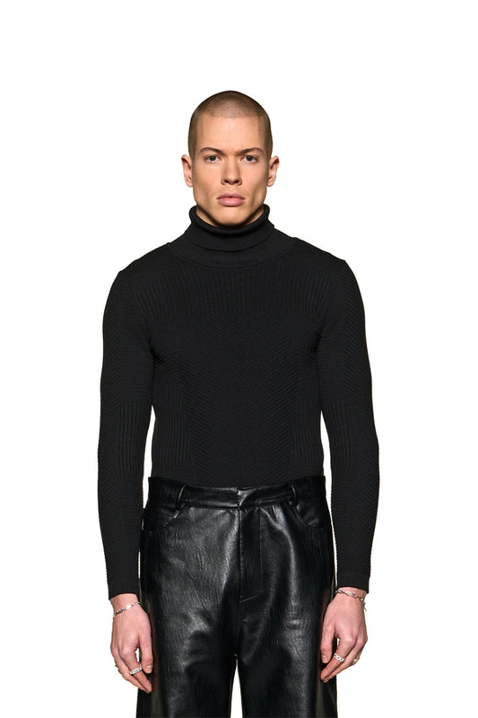 Mann trägt Anatomy Turtleneck mit eng anliegendem Schnitt und OLA KALA Tag, kombiniert mit schwarzen Lederhosen, präsentiert im offiziellen OLAKALA® Onlineshop.