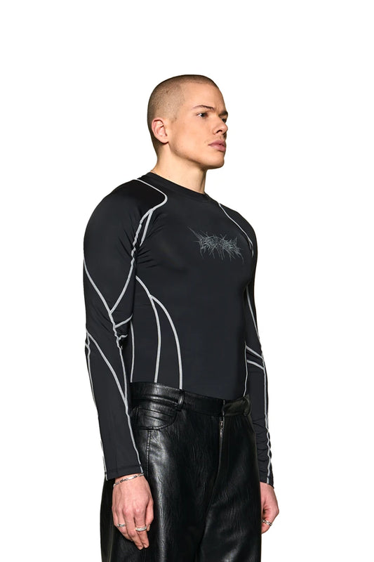 Anatomy Tech Longsleeve mit Ziernähten und reflektierendem Defect Identity Druck auf der Brust, eng anliegend, unisex, getragen von einem Mann mit rasiertem Kopf.