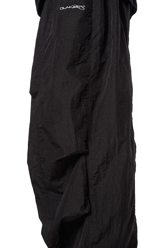 Schwarze Parachute Pants mit elastischem Kordelzug, Eingriffstaschen und gesticktem Synergy-Logo, lockere Passform und strapazierfähigem Material, ideal für lässigen Look.