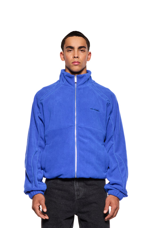 Mann trägt Fleece Jacket Dazzling Blue mit Teilungsnähten, gesticktem OLAKALA-Logo, Eingriffstaschen und elastischen Bündchen, ideal für einen lässigen Look.